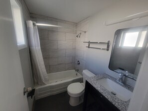 Handuk, sabun, sampo, dan tisu toilet