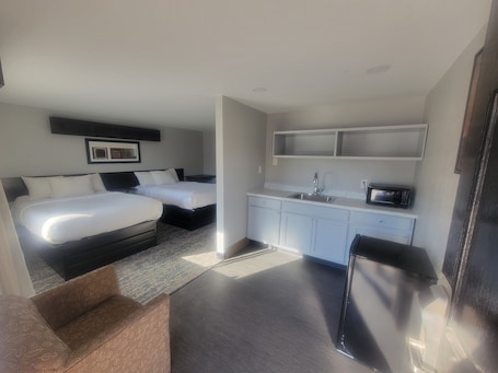 Quarto conforto, 2 camas Queen | Escrivaninha, espaƧo de trabalho para notebook, Wi-Fi de cortesia