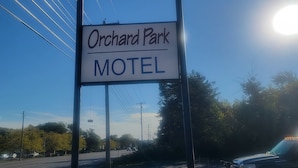 En skylt för Orchard Park Motel.