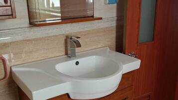 Bidé, handdukar, tvål och toalettpapper