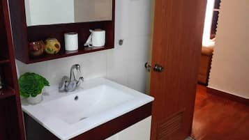 Bidet, Handtücher, Seife, Toilettenpapier