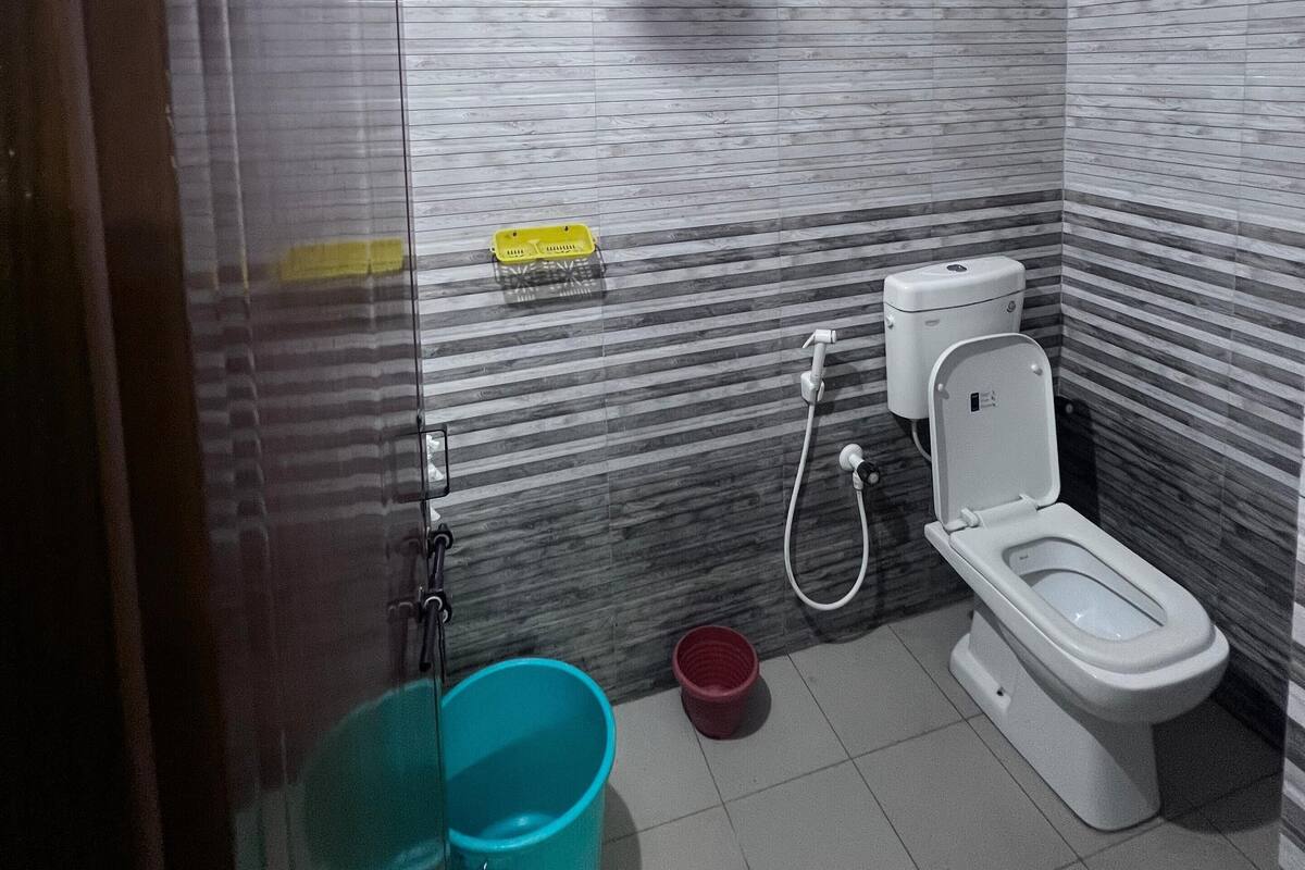 Quarto casal luxo, vista para o mar | Banheiro | Chuveiro, toalhas de banho, sabonete, shampoo