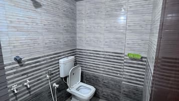 Fjölskylduherbergi fyrir fjóra | Baðherbergi | Sturta, handklæði, sápa, sjampó