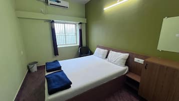 Deluxe Double Room, Sea View | Desk, laptop workspace, free WiFi