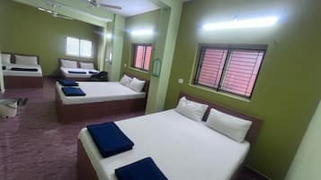 Habitación doble familiar | Escritorio, espacio para trabajar con laptop y wifi gratis