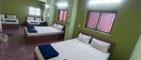 Familien-Doppelzimmer | Schreibtisch, laptopgeeigneter Arbeitsplatz, kostenloses WLAN