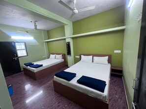 Habitació quàdruple familiar | Escriptori, espai de treball apte per a portàtils i wifi gratuïta 