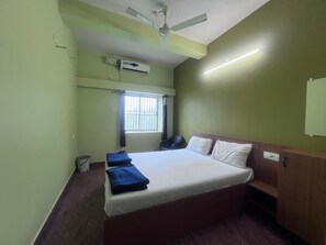 Deluxe Double Room, Sea View | Desk, laptop workspace, free WiFi