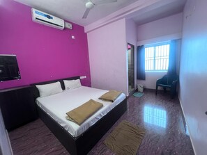 Dobbeltrom – deluxe, sjøutsikt | Skrivebord, skrivebord for bærbar PC og wi-fi (inkludert)