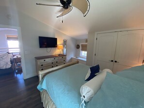 1 bedroom, iron/ironing board, free WiFi, bed sheets - Kate's Cottage - charming 1-bedroom in Gilbert - lake front/dock access (Gilbert)