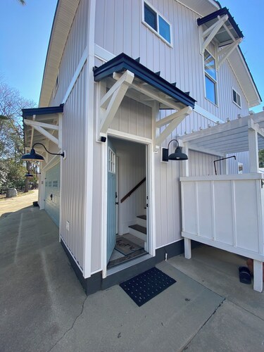 Charming 1-BR cottage in Gilbert with AC, lake front/dock access, fitness room