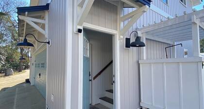 Charming 1-BR cottage in Gilbert with AC, lake front/dock access, fitness room