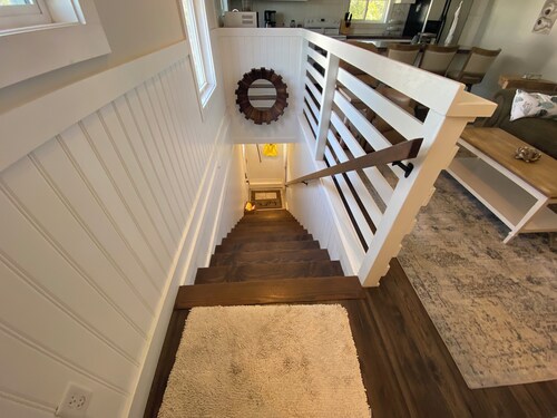 Charming 1-BR cottage in Gilbert with AC, lake front/dock access, fitness room