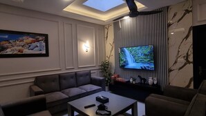Villa, 5 chambres, accessible aux personnes à mobilité réduite, balcon | Salle de séjour