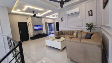 Villa, 5 Bedrooms, Accessible, Balcony | Living room