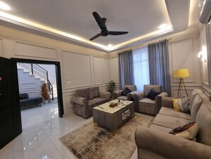 Villa, 5 Bedrooms, Accessible, Balcony | Living room