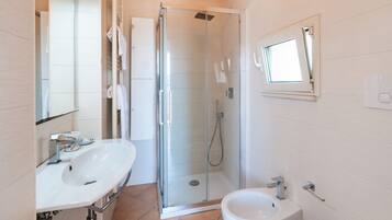 Dusche, Bidet, Handtücher