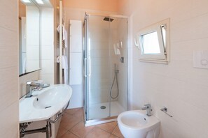 Regadera, bidet, toallas