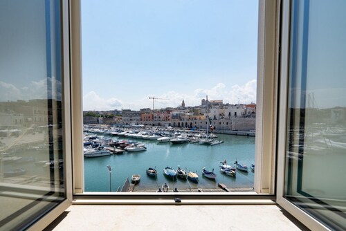 Cozy 40 sqm ground floor apartment, perfect for two people.The property offers enchanting views of the sea and the port of Bisceglie and is perfectly located for exploring the city's most charming attractions. All main amenities and the nearest beaches a