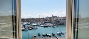 Cozy 40 sqm ground floor apartment, perfect for two people.The property offers enchanting views of the sea and the port of Bisceglie and is perfectly located for exploring the city's most charming attractions. All main amenities and the nearest beaches a