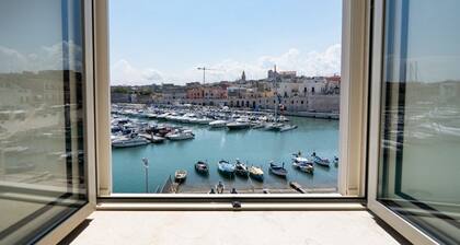 Cozy 40 sqm ground floor apartment, perfect for two people.The property offers enchanting views of the sea and the port of Bisceglie and is perfectly located for exploring the city's most charming attractions. All main amenities and the nearest beaches a