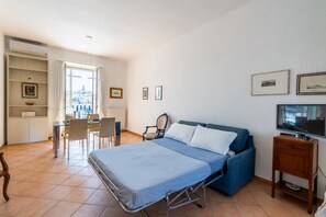 1 habitación y tabla de planchar con plancha