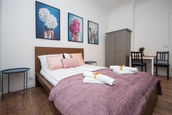 Iron/ironing board, WiFi, bed sheets