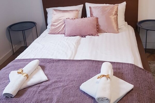 Iron/ironing board, WiFi, bed sheets