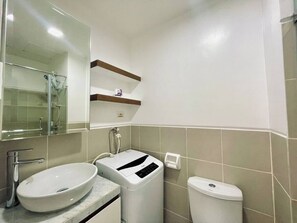 Secador de pelo, toallas, jabón, papel higiénico