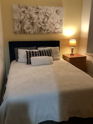 2 bedrooms, iron/ironing board, internet, bed sheets