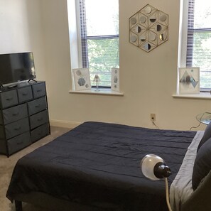 2 bedrooms, iron/ironing board, internet, bed sheets