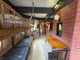Quarto casal luxo | Escrivaninha, roupa de cama