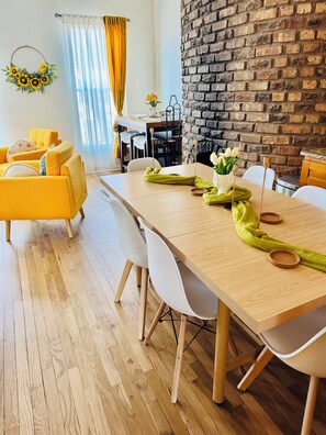 Dining - Fabulous 2-bedroom apartment with AC in Chicago (Chicago)