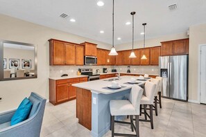 冷蔵庫、電子レンジ、オーブン、コンロ