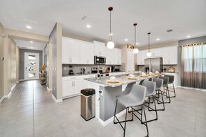 冷蔵庫、電子レンジ、オーブン、コンロ