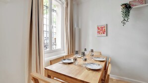 Apartment | Dining - Spacious Cosy Apartment -2br/8p- Pl. de la Nation (Paris)