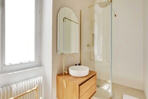 Apartment | Badezimmer | Haartrockner, Handtücher, Shampoo