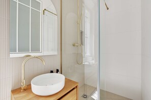 Apartment | Bathroom | Hair dryer, towels, shampoo - Spacious Cosy Apartment -2br/8p- Pl. de la Nation (Paris)