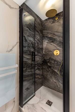 Appartement | Badkamer | Een haardroger, handdoeken, shampoo