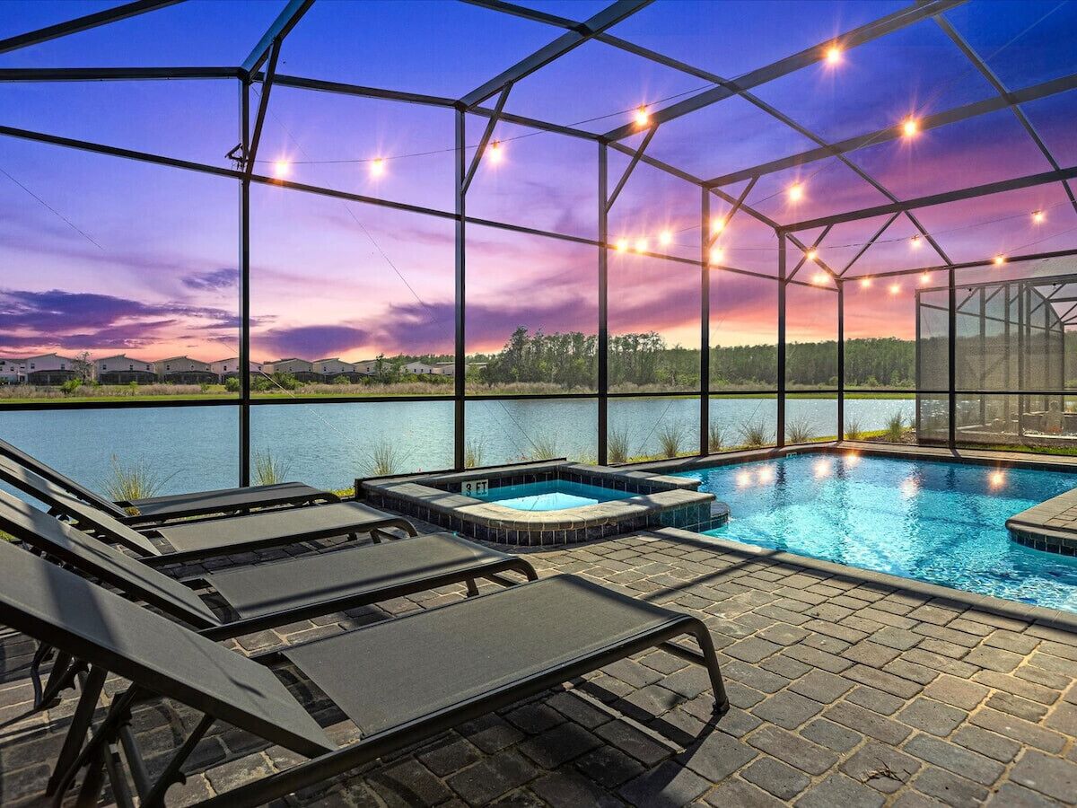 حمّام سباحة مُدفَّأ