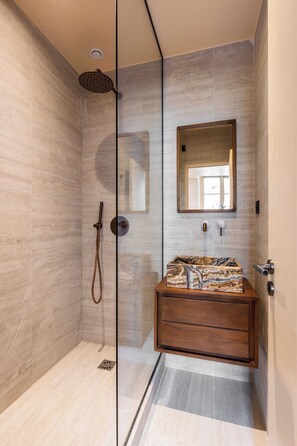 Appartement | Badkamer | Een haardroger, handdoeken, shampoo