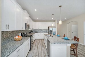 Frigorífic, microones, forn i placa de cuina