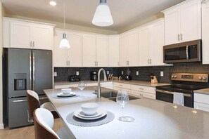 Fridge, microwave, oven, stovetop - Championsgate 892 - Six Bedroom Villa, Sleeps 12 (Orlando)