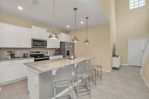 Fridge, microwave, oven, stovetop - Windsor Island Resort 448 (Orlando)