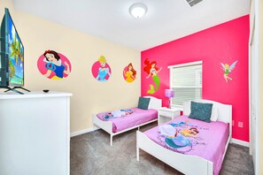 5 bedrooms, iron/ironing board, WiFi, bed sheets