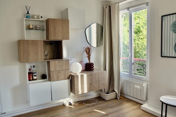 Interior - Bright studio apartment  in Montmartre (Paris)