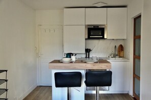 Fridge, microwave, oven, dishwasher - Bright studio apartment  in Montmartre (Paris)