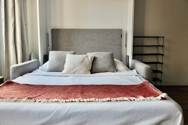 Iron/ironing board, bed sheets