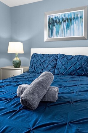 6 bedrooms, iron/ironing board, WiFi, bed sheets