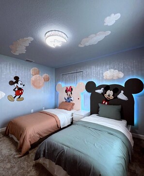 5 bedrooms, iron/ironing board, WiFi, bed sheets
